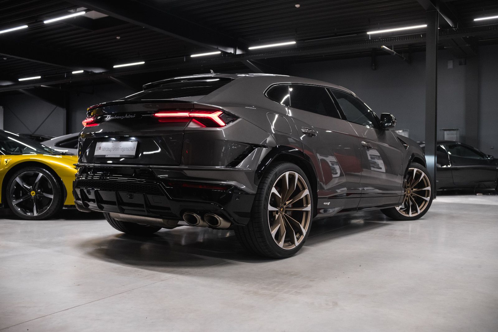 Fahrzeugabbildung Lamborghini Urus S-Akropovic-carbon-Paket-23" Zoll-Räder