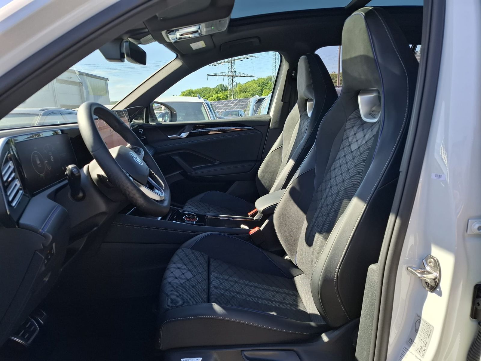 Fahrzeugabbildung Volkswagen Tiguan 2.0 TDI 4M R-Line BLACK*PAN*HK*AHK*MATRIX