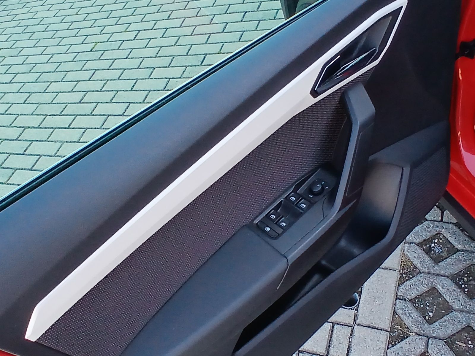 Fahrzeugabbildung SEAT Arona TSI Xcellence DSG LED AHK Navi ACC RFK SH