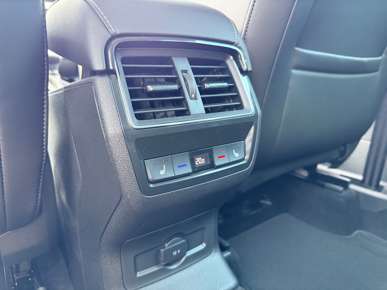 Fahrzeugabbildung SKODA Karoq Tour 1.5 TSI DSG*AHK*360°Cam*behFro*eHeck