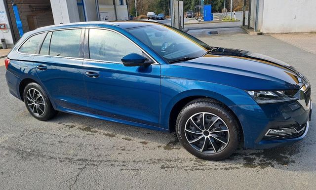 SKODA Octavia Combi First Edition