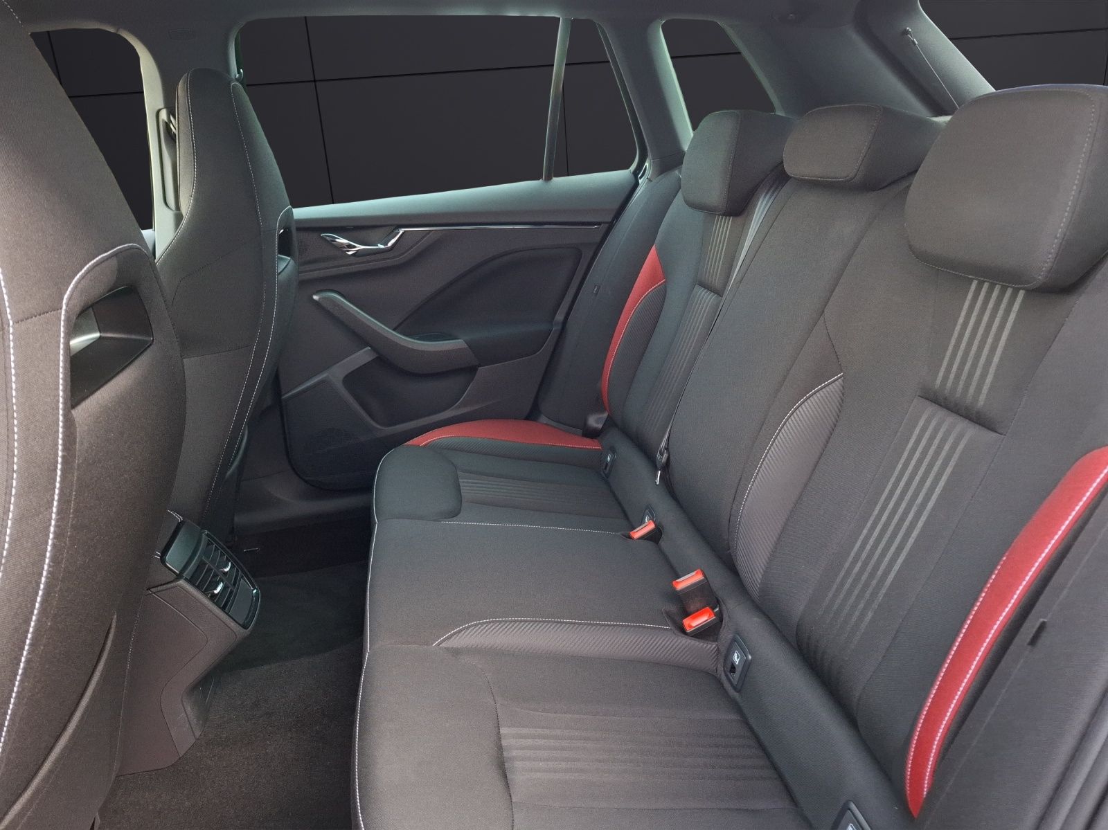 Fahrzeugabbildung SKODA Kamiq TSI Monte-Carlo LED Navi AID Pano ACC PDC