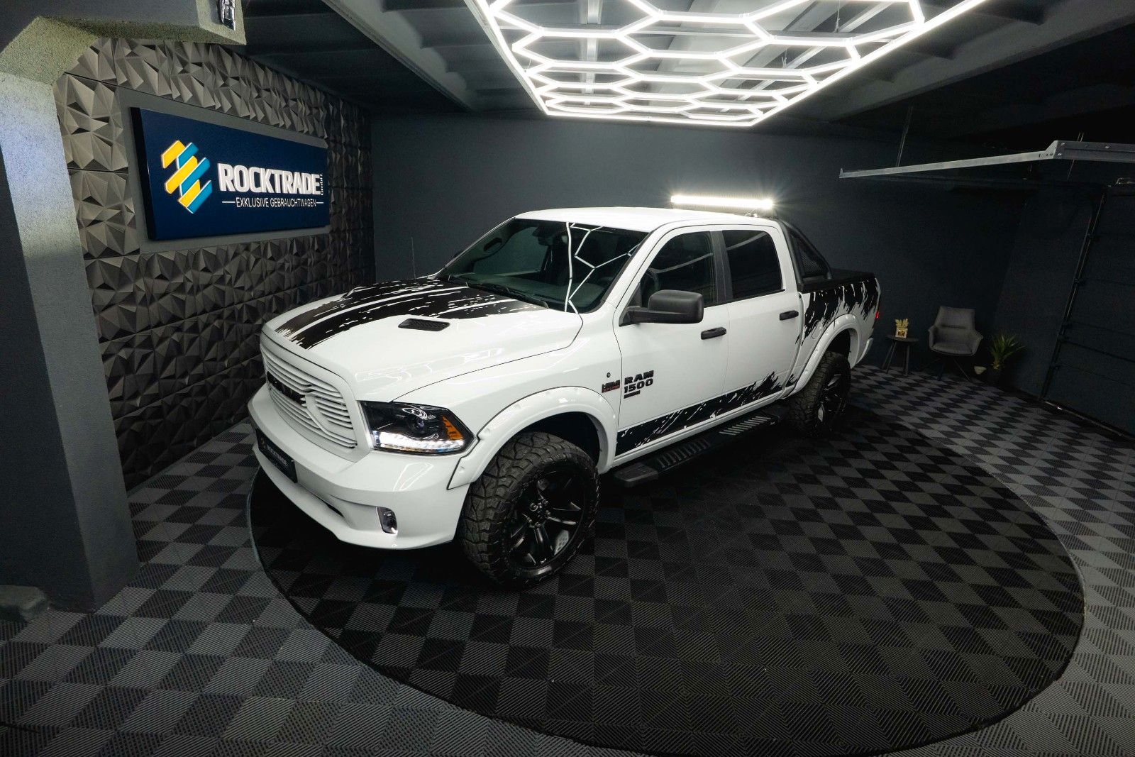 Fahrzeugabbildung Dodge RAM 5.7 V8 HEMI 4x4 OFFROAD Night-Paket *LED*19%