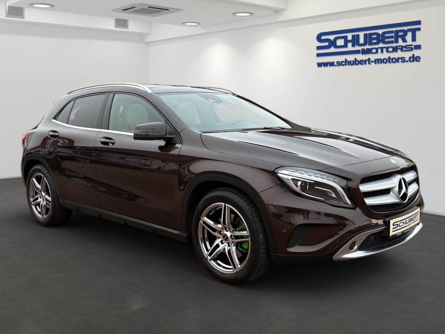 Mercedes-Benz GLA 250 4Matic Urban AHK Pano Navi Leder Bi-Xeno