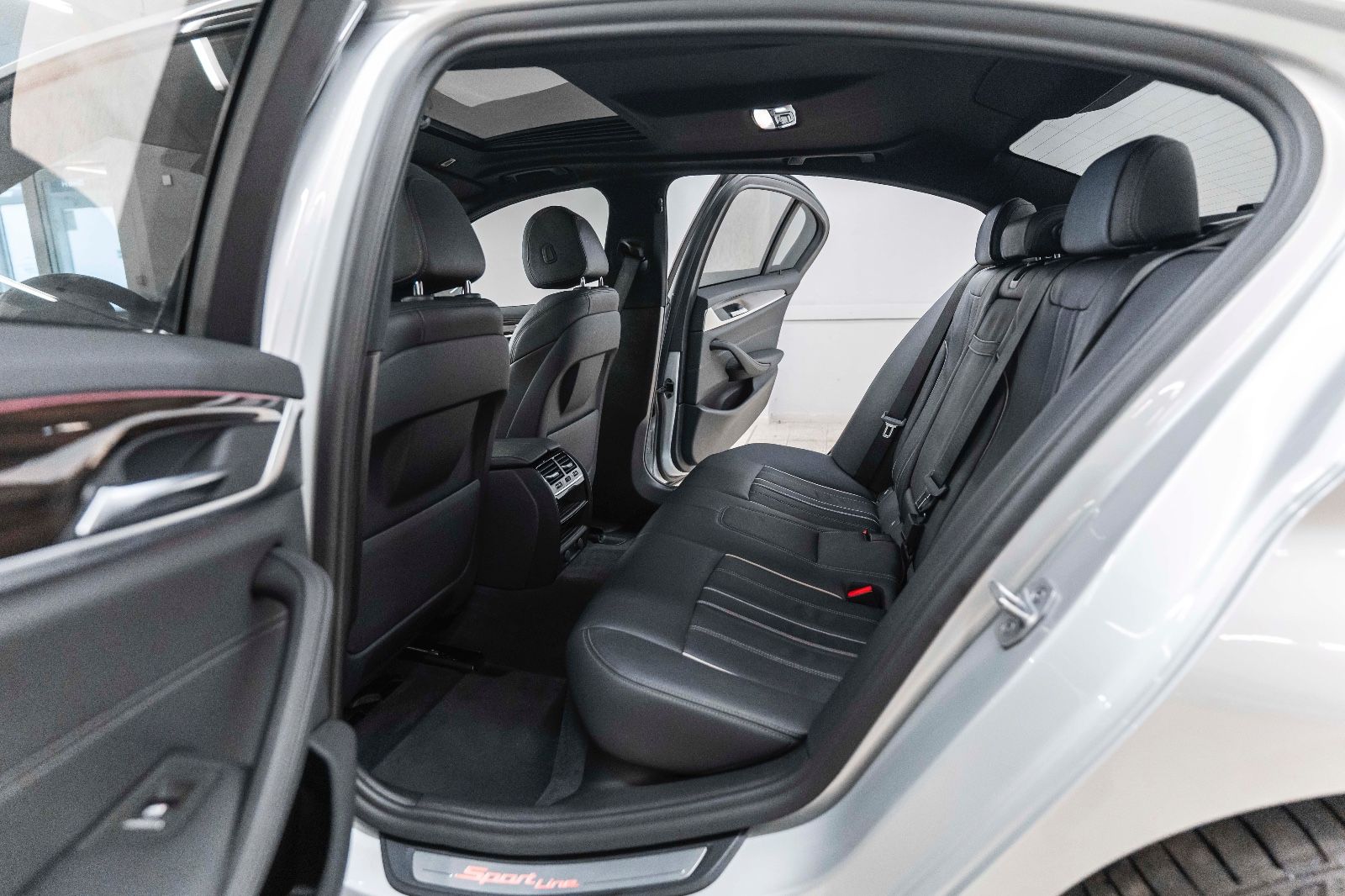 Fahrzeugabbildung BMW 530i xDrive M-Performance HUD LED KAM TOTW NAV