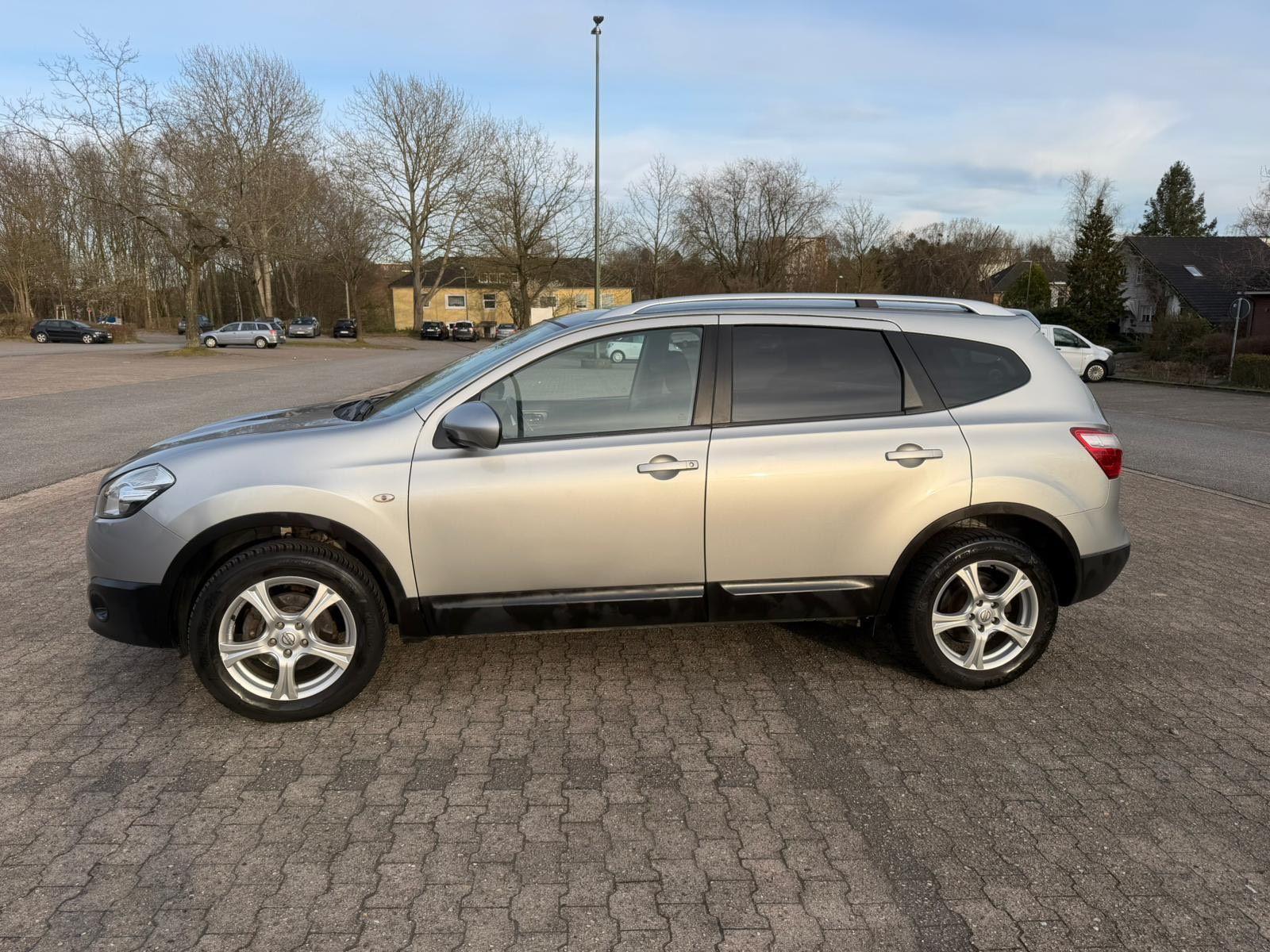 Nissan Qashqai+2 2011 — interior