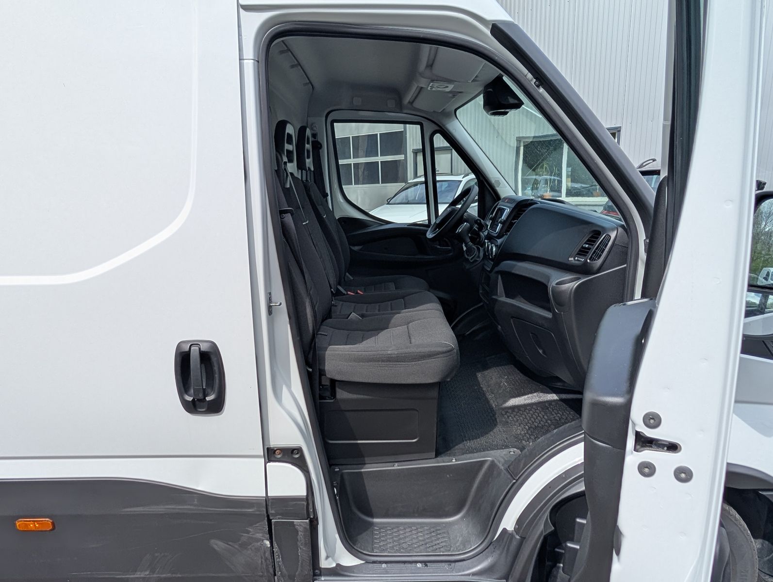 Fahrzeugabbildung Iveco 35S18V 4100L Daily 3.0L HI-Matic Holzboden Kamer