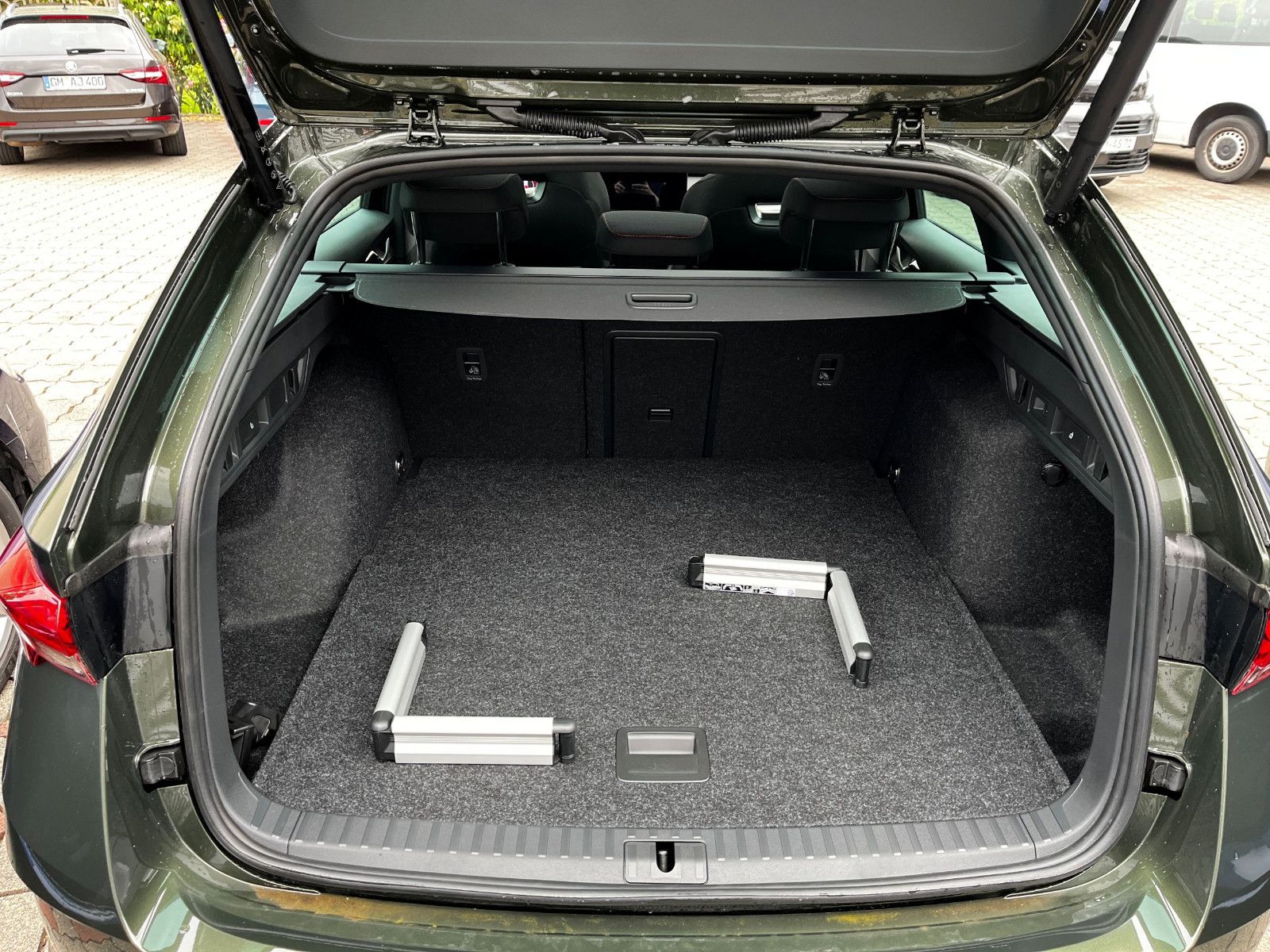 Fahrzeugabbildung SKODA Octavia Combi 2.0 TSI RS AHK NAV PANO 18"