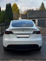 Tesla Model Y Standard Range Basis RWD - Tesla Gebrauchtwagen von 2024