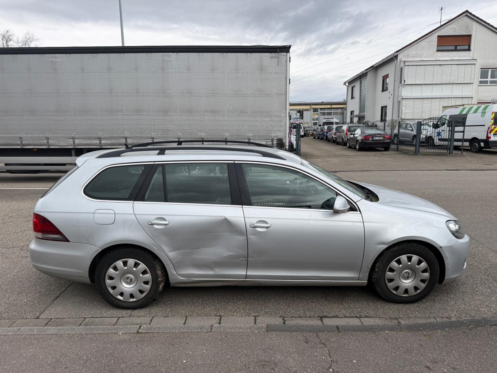 Volkswagen Golf 2010 — engine 1.598 cm³, 105 HP (77kW)