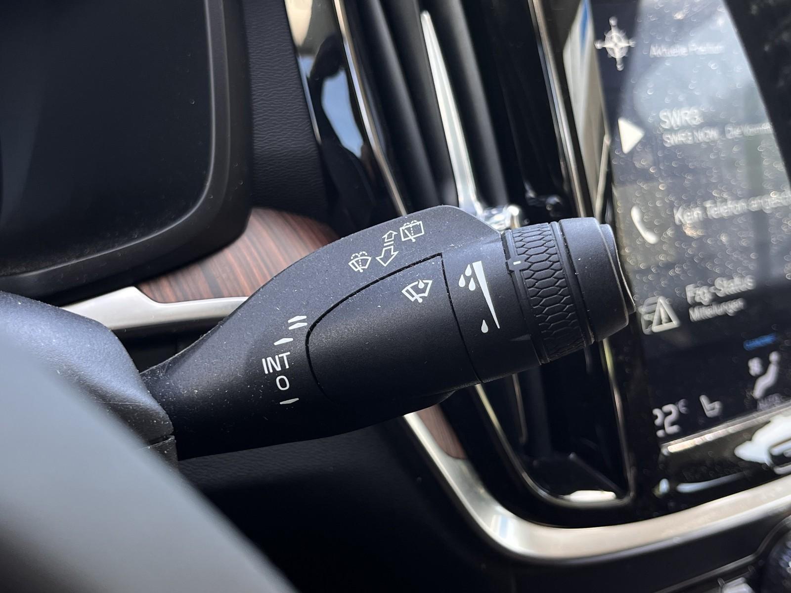 Volvo V60 Kombi AWD /HK-ANLAGE/LED/NAVI/LEDER/