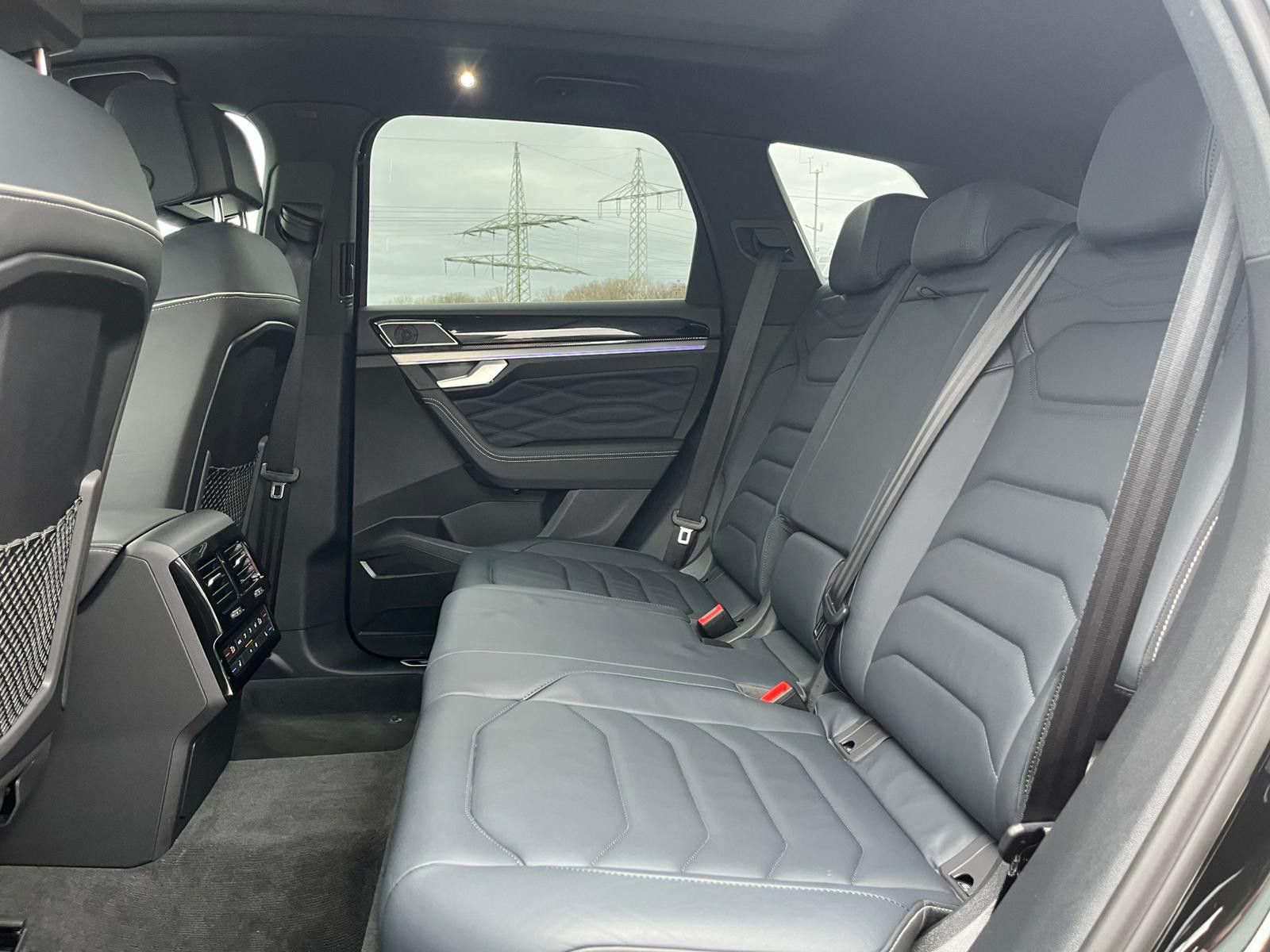 Fahrzeugabbildung Volkswagen Touareg 3.0TDI 4M R-Line VOLL Black 22" UPE 114T