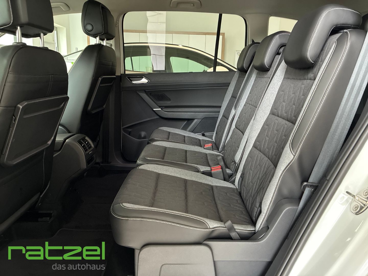 Fahrzeugabbildung Volkswagen Touran ENERGY 1.5 TSI DSG Allwetter+IQ.Light+Nav