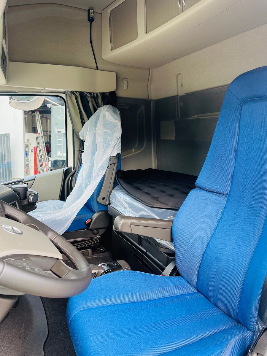 Fahrzeugabbildung Volvo FH 540 6x2 Container Fassi F545 Heck