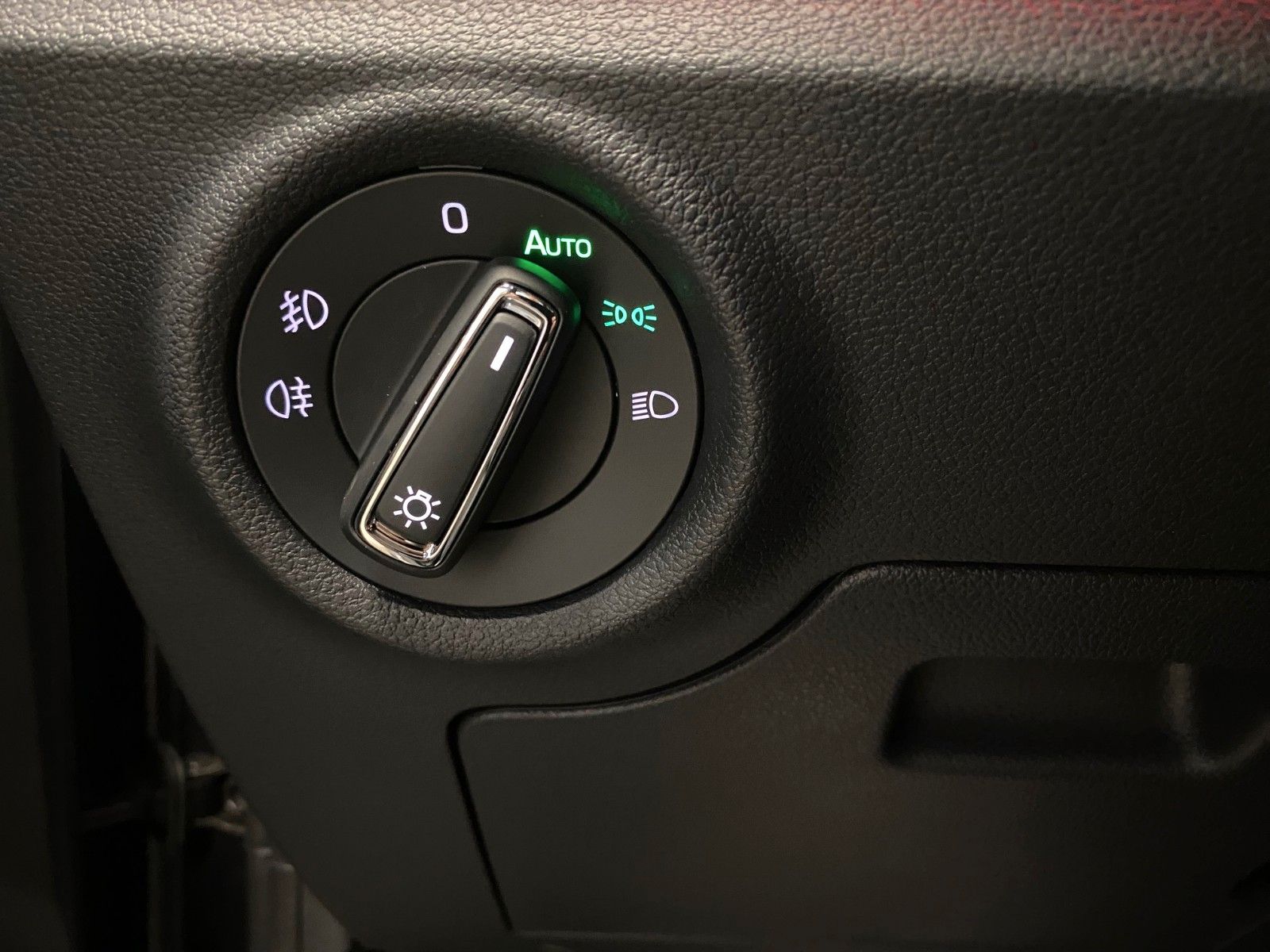 Fahrzeugabbildung SKODA Kamiq 1.5 TSI DSG Monte Carlo+MATRIX+PANORAMA+BC