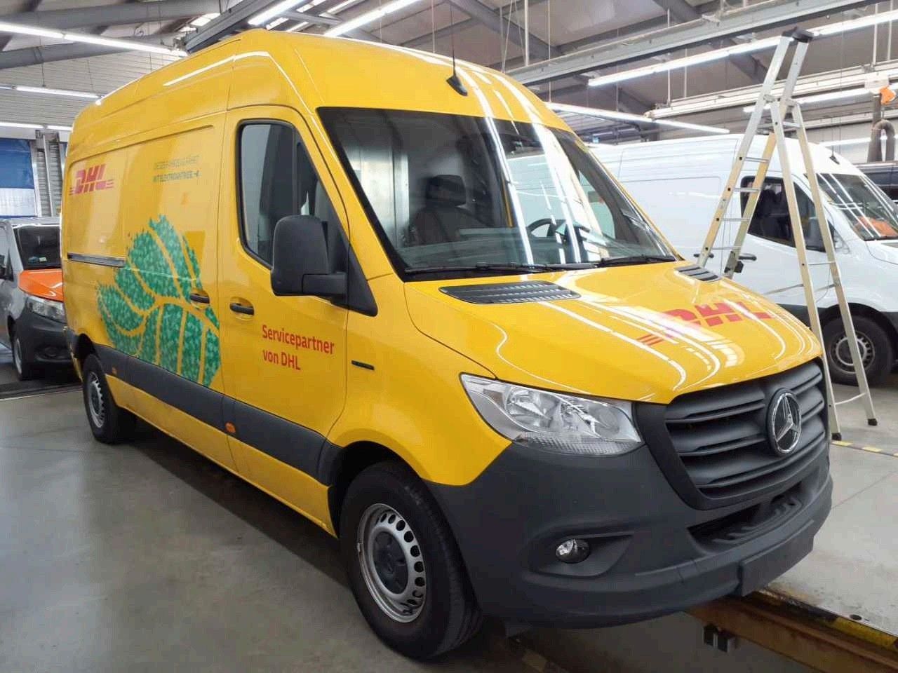 Fahrzeugabbildung Mercedes-Benz eSprinter 312 DHL Regal KEP-Ausbau