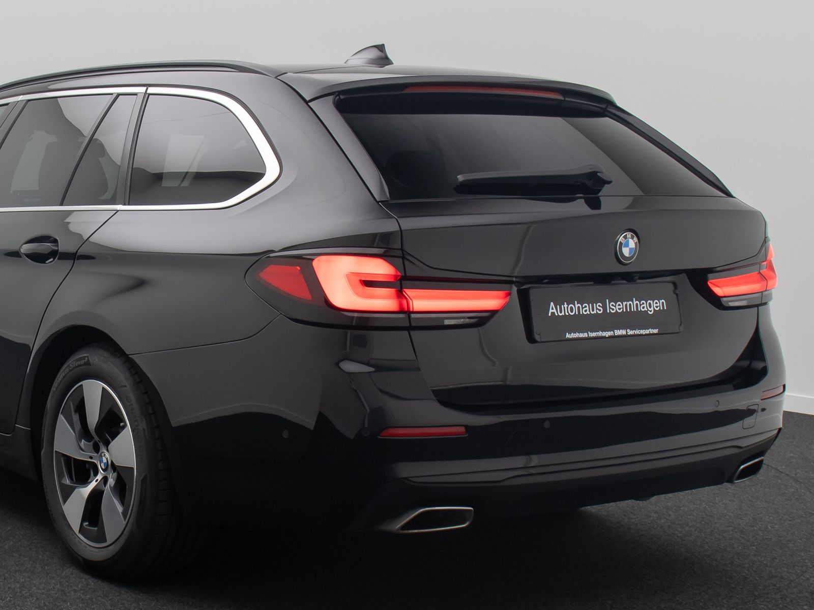 Fahrzeugabbildung BMW 520d ACC Alarm AHK Memory HUD DAB H/K Panorama