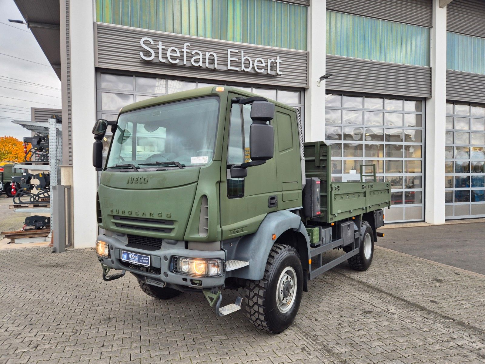 Fahrzeugabbildung Iveco Eurocargo ML100E22WM-BW 4x4 Pritsche L-Haus Bett
