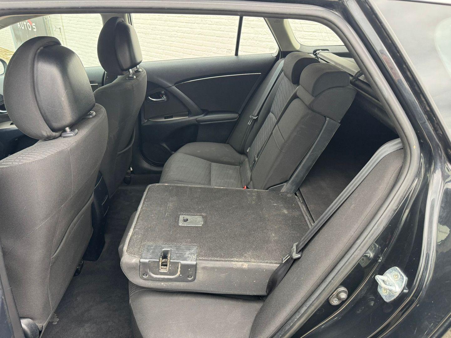 Toyota Avensis 2010 — photo 19