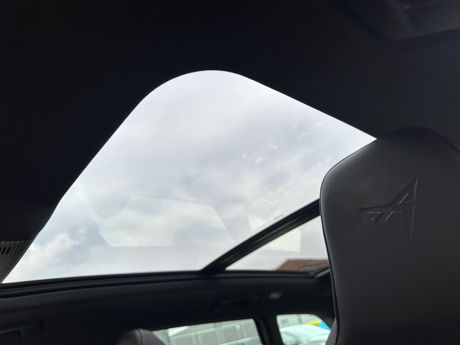Fahrzeugabbildung CUPRA Leon SpT 1.4 TSI e-Hybrid VZ NAV+LED+ACC+PANO+SH