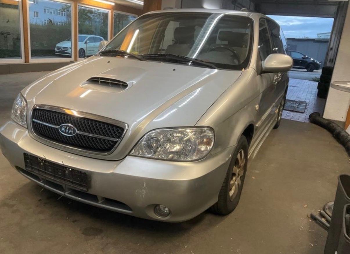 Kia Carnival 2005 — rear view