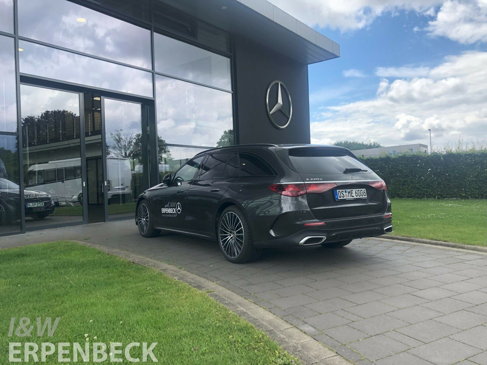 Fahrzeugabbildung Mercedes-Benz E 220 d T AMG Panorama AHK Memory Distronic FAP