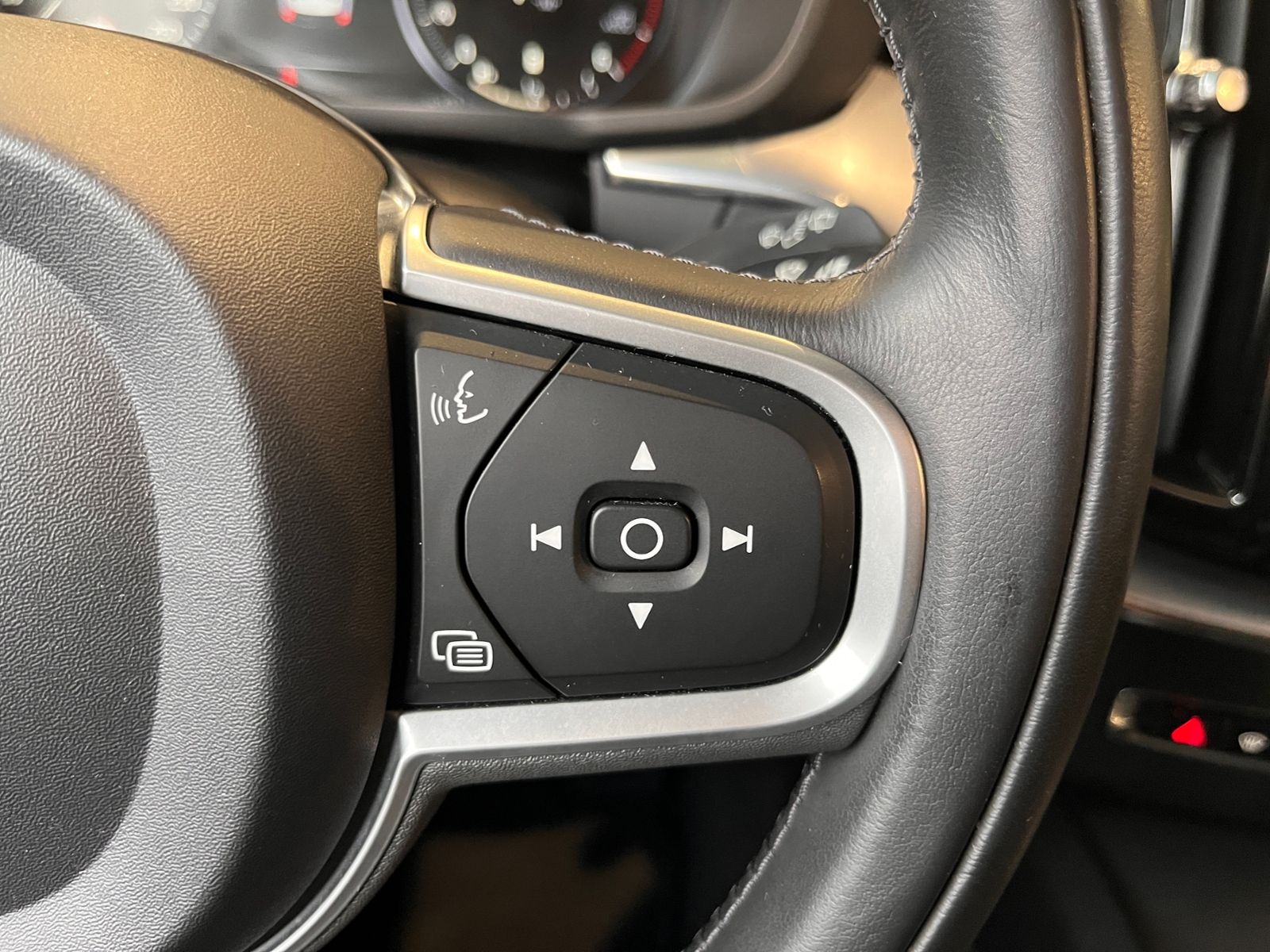 Fahrzeugabbildung Volvo XC60 Momentum Pro 2WD AHK LED NAV RFK 18"