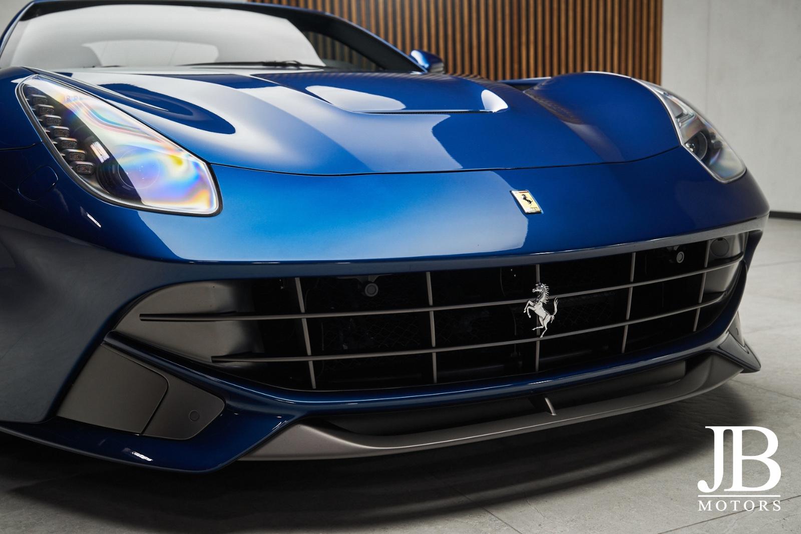 Ferrari F12 Berlinetta V12 740 ch • Atelier Car Blu Abu Dhabi • Carbone • Baquets carbone • Lift • 37 000 km