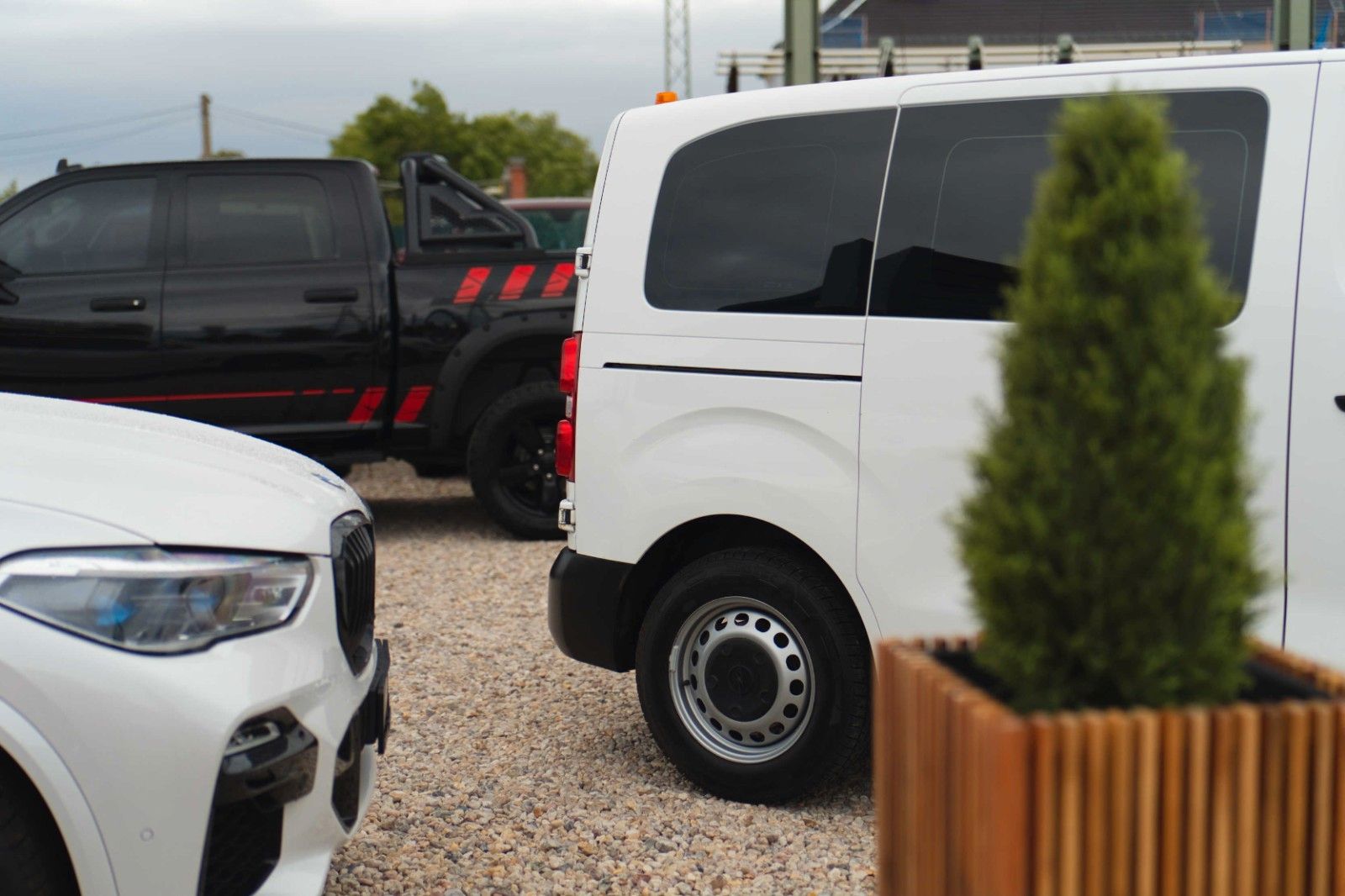 Fahrzeugabbildung Opel Vivaro Kombi S | 9 Sitze | Klima | DAB | TÜV NEU