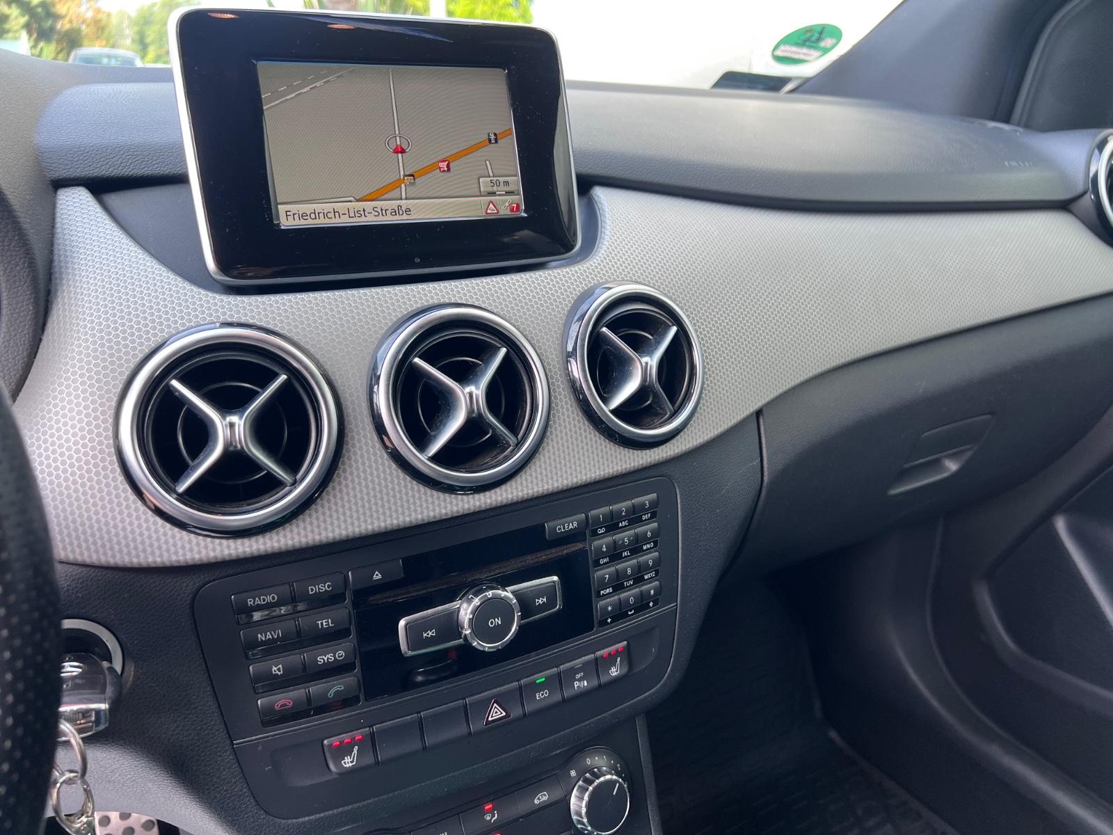 Mercedes-Benz B180 2011 — photo 22