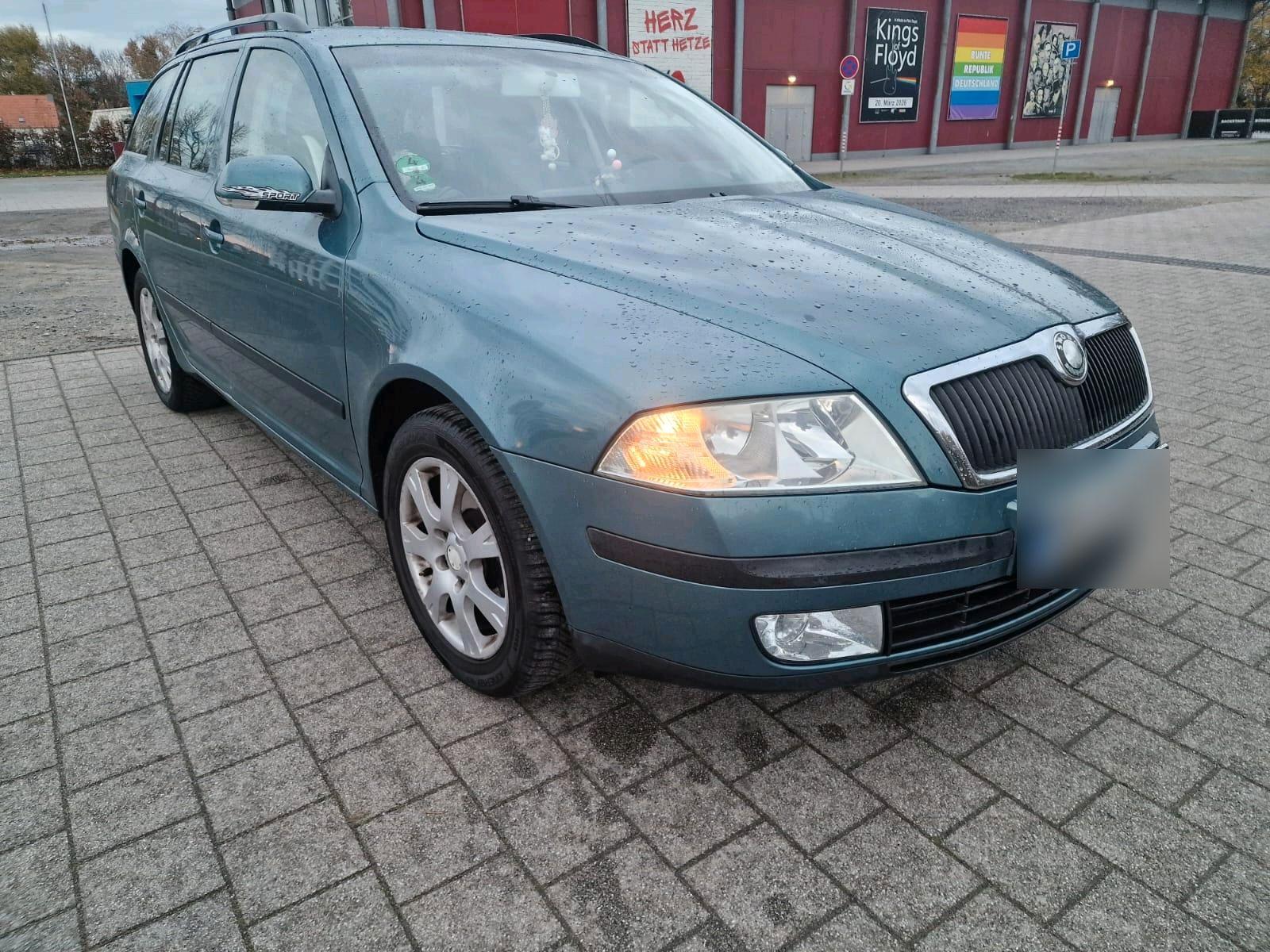 Skoda Octavia 2006 — rear view