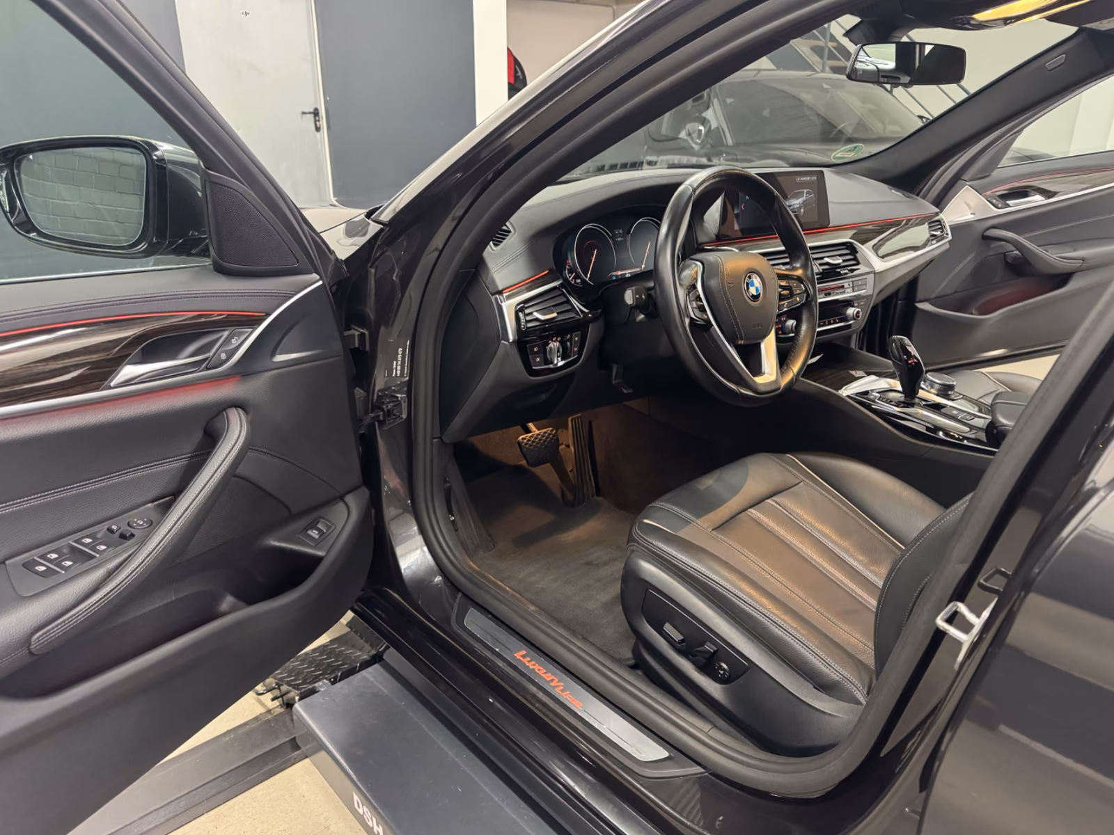 BMW 520dT LuxLine Pano Keyless NaviProf HifiPro