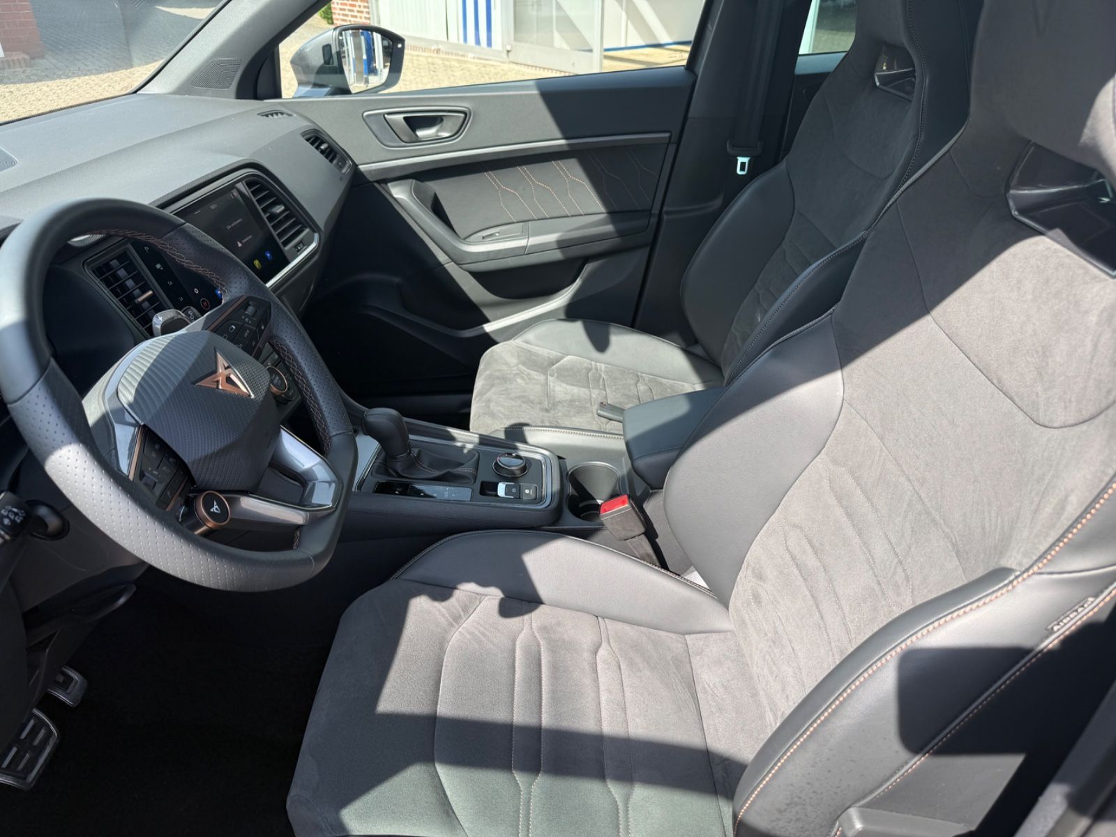 Fahrzeugabbildung CUPRA Ateca 1.5 TSI DSG ACC/Navi/SHZG/eHeck/LED/Travel