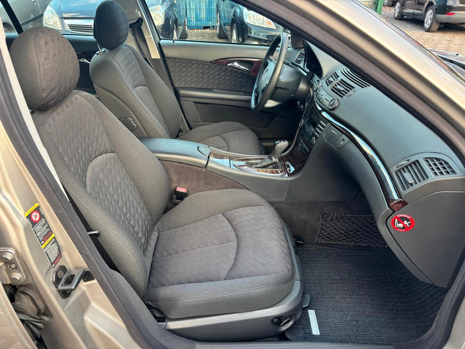 Mercedes-Benz E200 2004 — photo 12