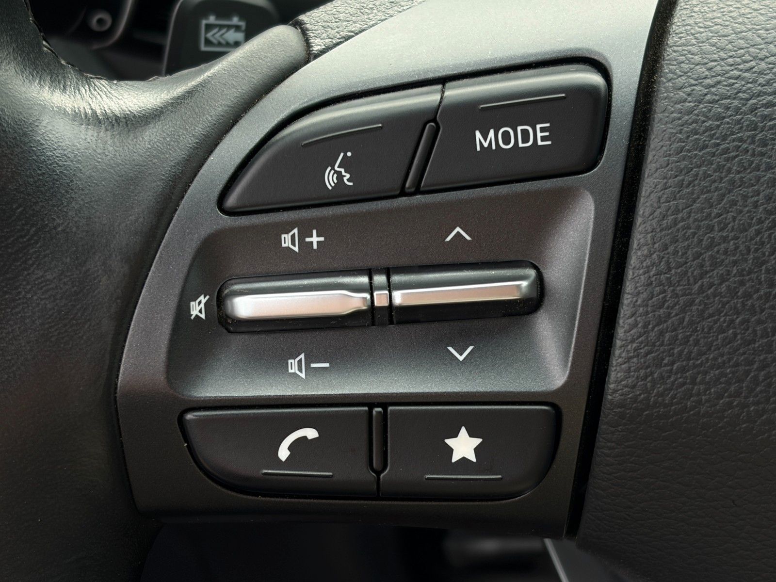 Fahrzeugabbildung Hyundai KONA E Basis 2WD LKAS CAM CarPlay DAB+ 17" 305km