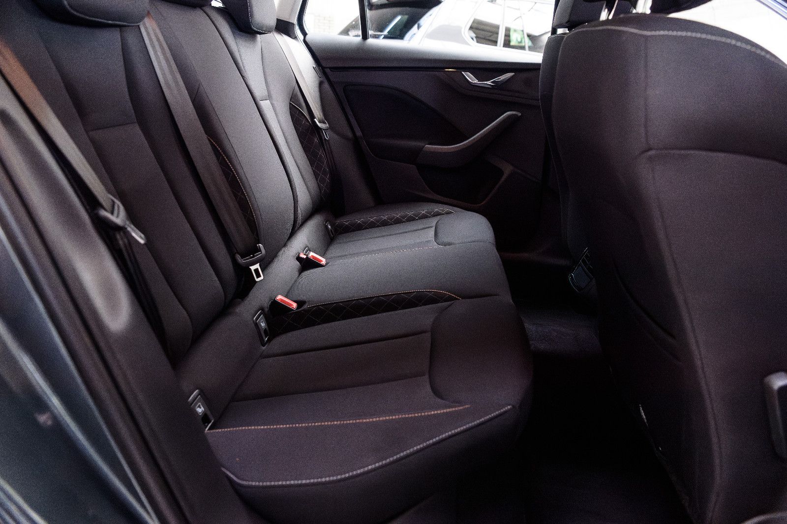 Fahrzeugabbildung SKODA Kamiq Ambition 1.0 DSG LED+AHK+SHZ+GRA