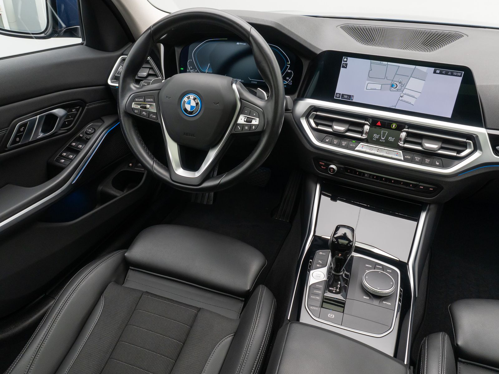 Fahrzeugabbildung BMW 330e xD Sport Line ACC Kamera DAB AHK Panorama