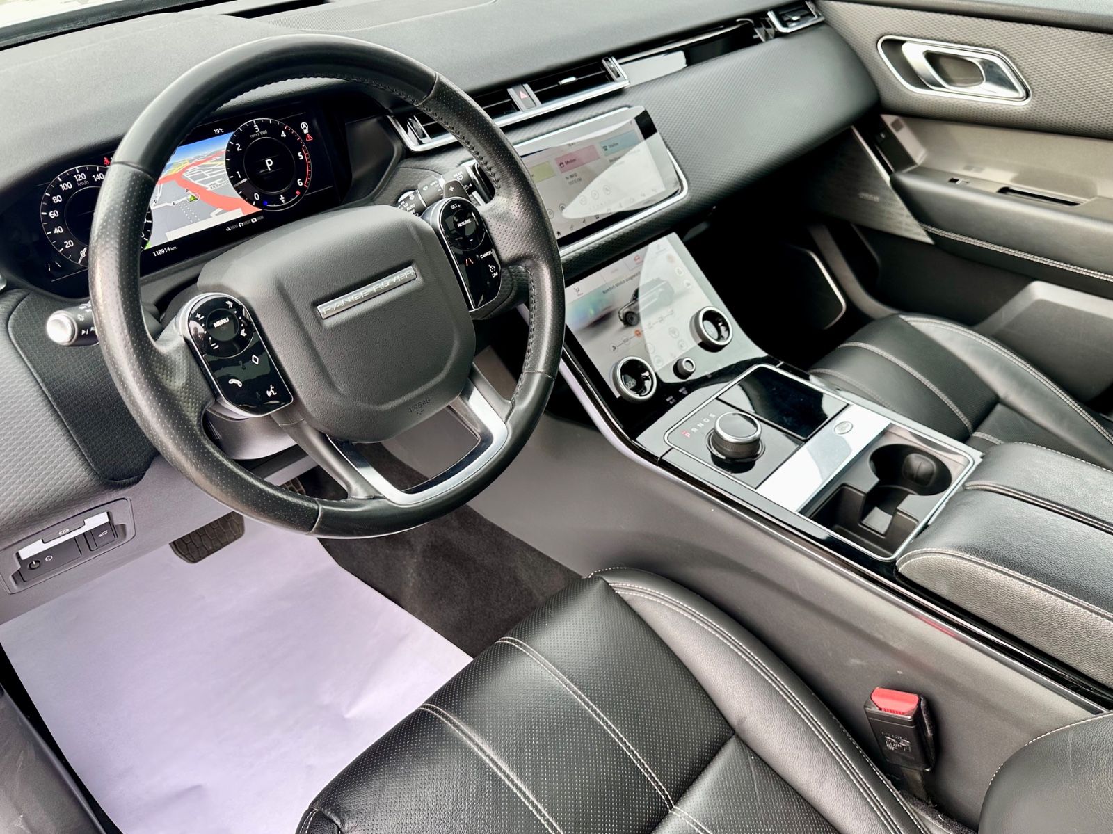 Fahrzeugabbildung Land Rover RANGE ROVER VELAR SE*MOD.2021+AHK+PANO+U.V.M*