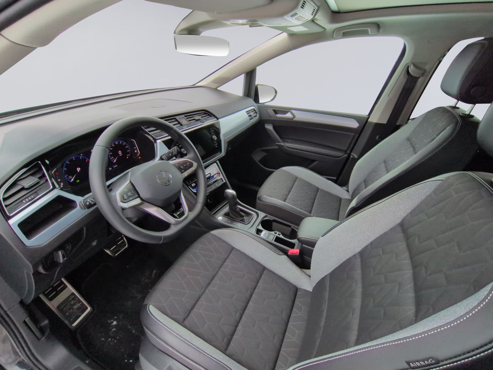 Touran R Line 1.5 TSI DSG 7Sitzer+AHK+PANO+MATRI