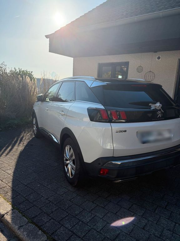 Image of Peugeot e-3008