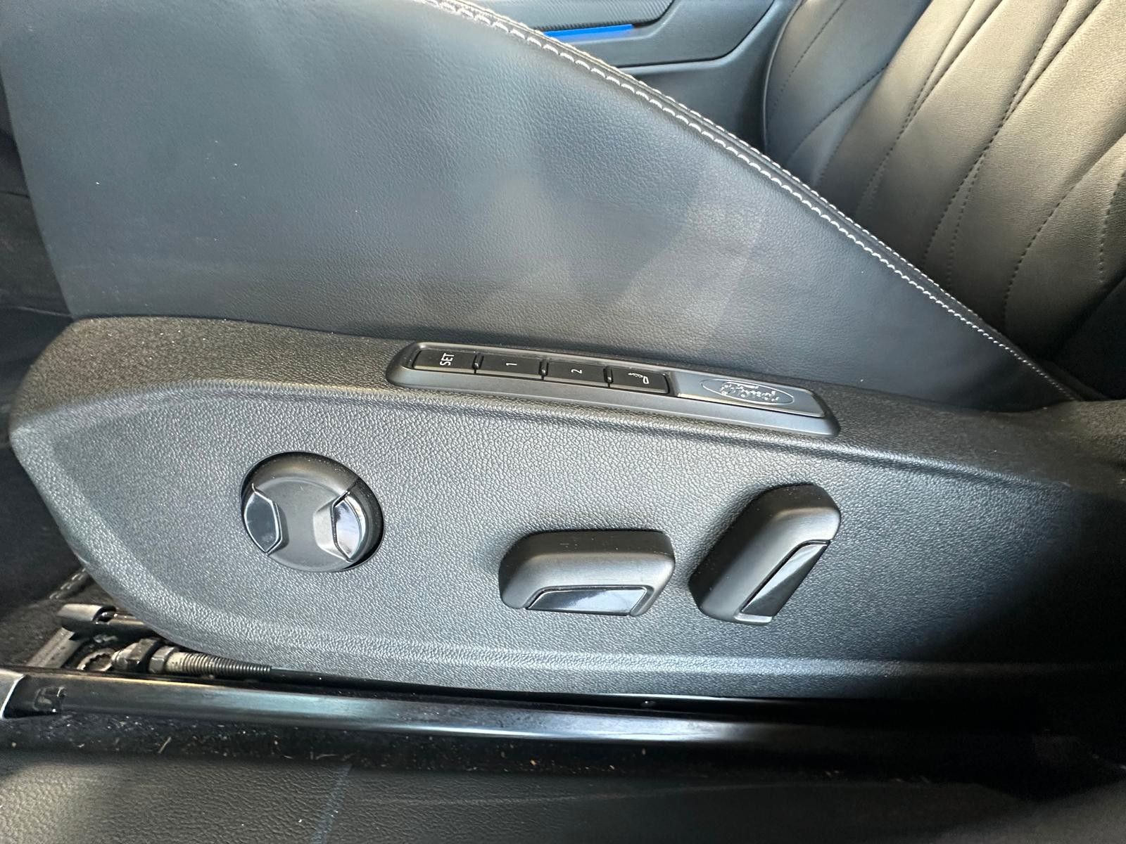 Fahrzeugabbildung Ford Explorer Premium RWD range extender