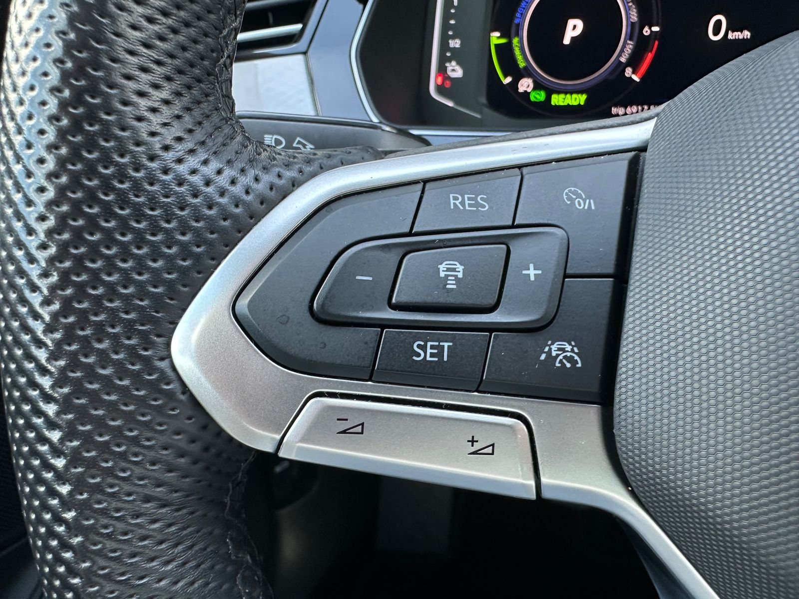 Fahrzeugabbildung Volkswagen Passat Variant GTE R-Line NAV+LED+KAM+HUD+AHK