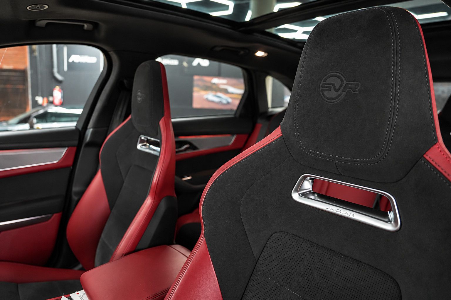 Fahrzeugabbildung Jaguar F-Pace  SVR /PANO/MERIDIAN/HUD/360°KAM/MEMORY