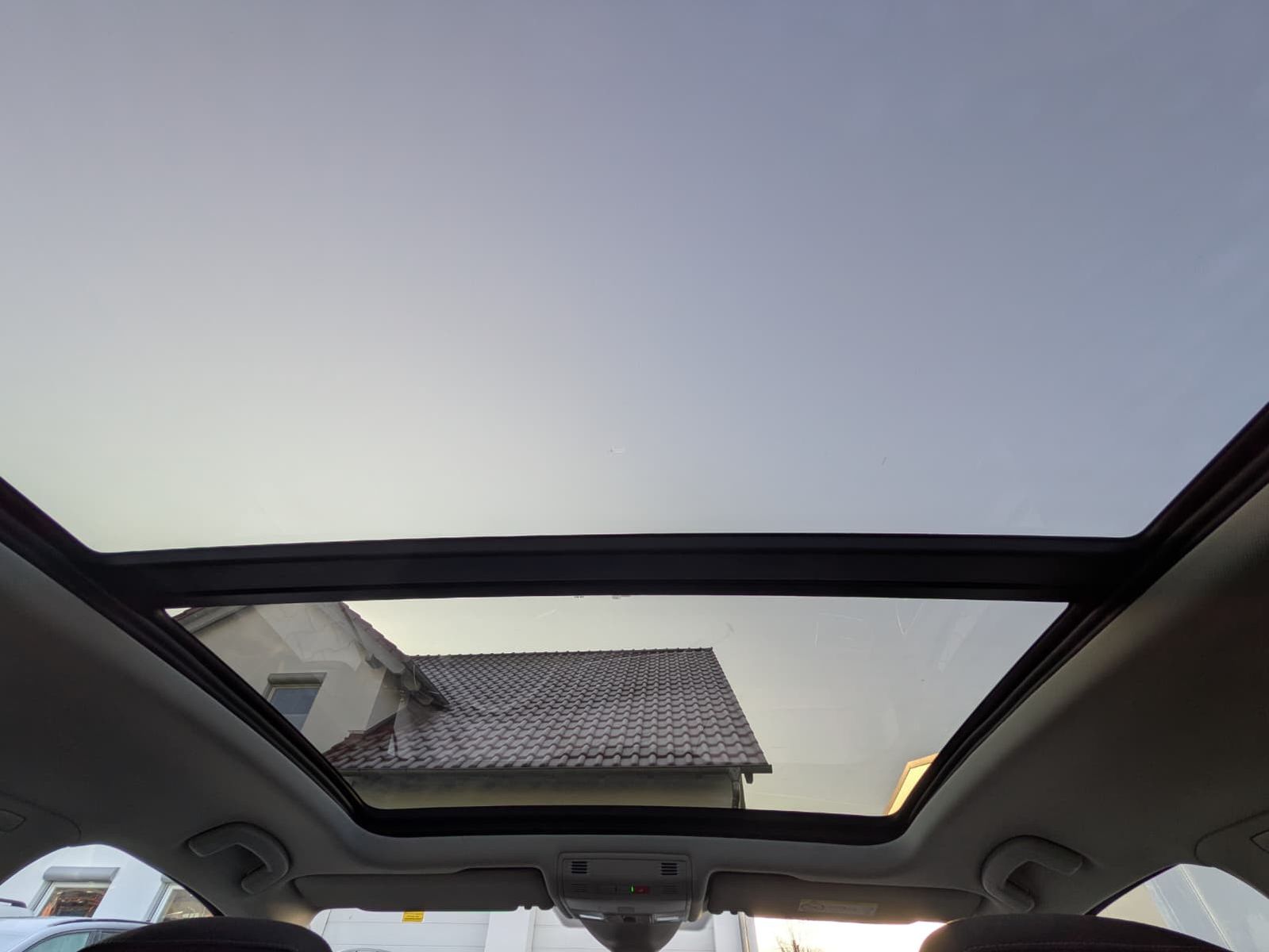 Fahrzeugabbildung Volkswagen Touran 2.0 DSG R-Line High BLACK Pano 7Si IQ AHK