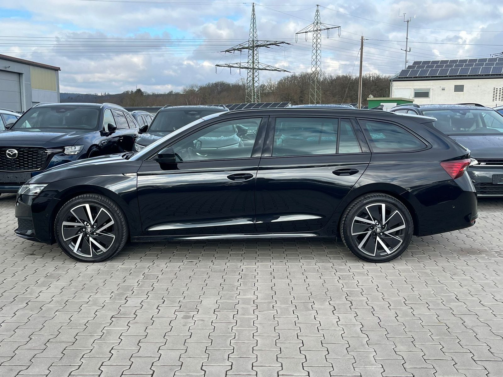 Fahrzeugabbildung SKODA Octavia 2.0 DSG Sportline MATRIX*AHK*CANTON*5J.G