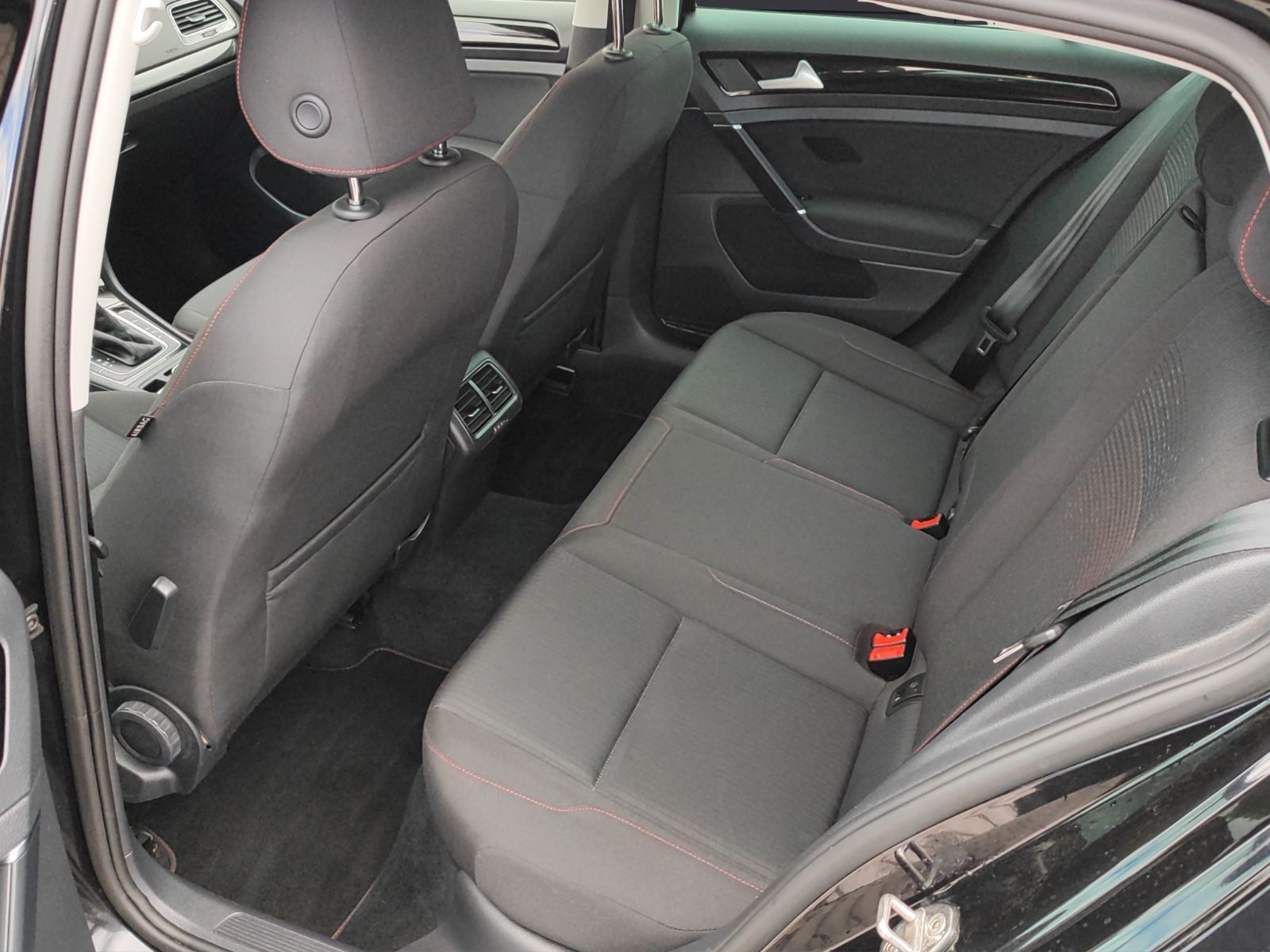 Fahrzeugabbildung Volkswagen Golf VII Lim. Sound *R-Line*BMT*SitzHZ*Sport*LED