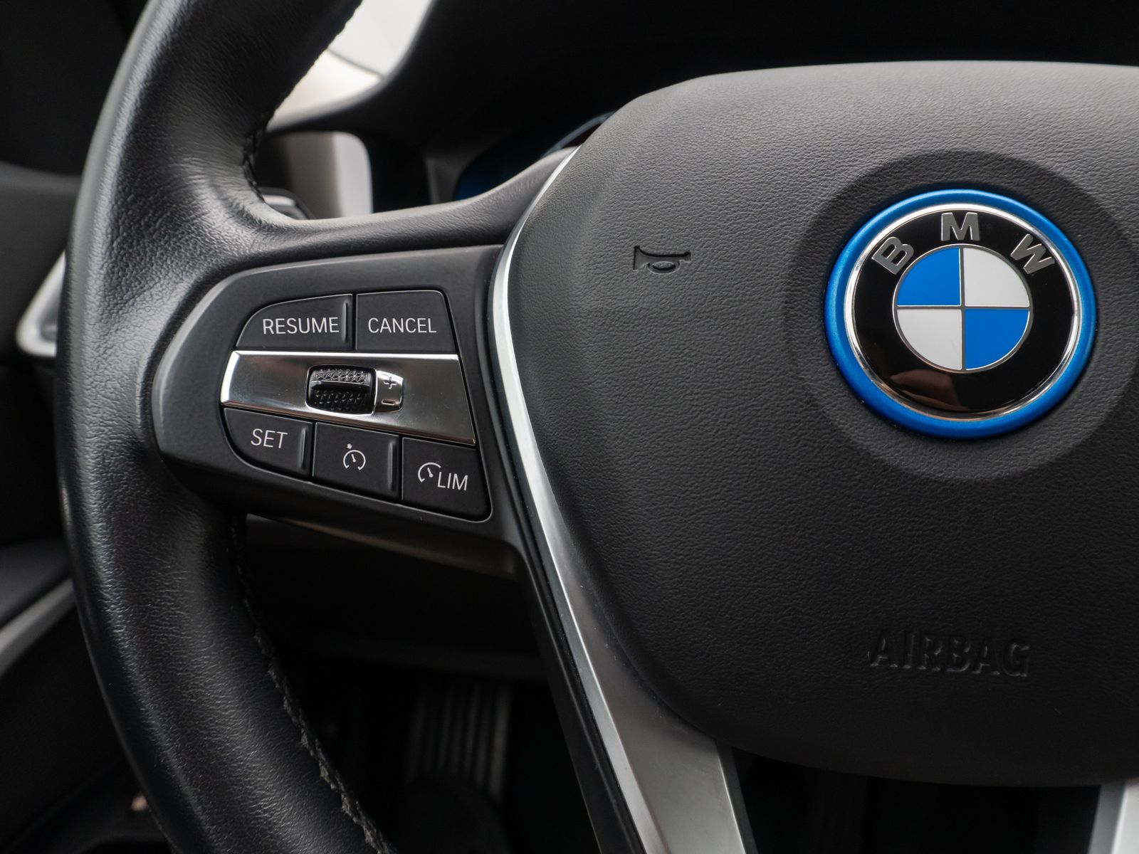 Fahrzeugabbildung BMW 320e  DAB CockPitPro Alarm Geschwindigkeitsreg