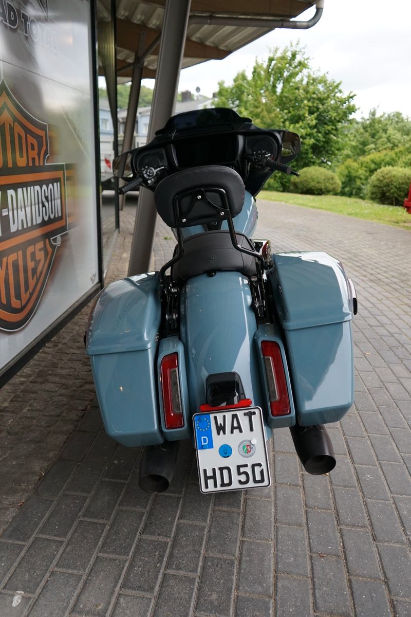 Fahrzeugabbildung Harley-Davidson Street Glide FLHX Black Finish mit Sissy Bar