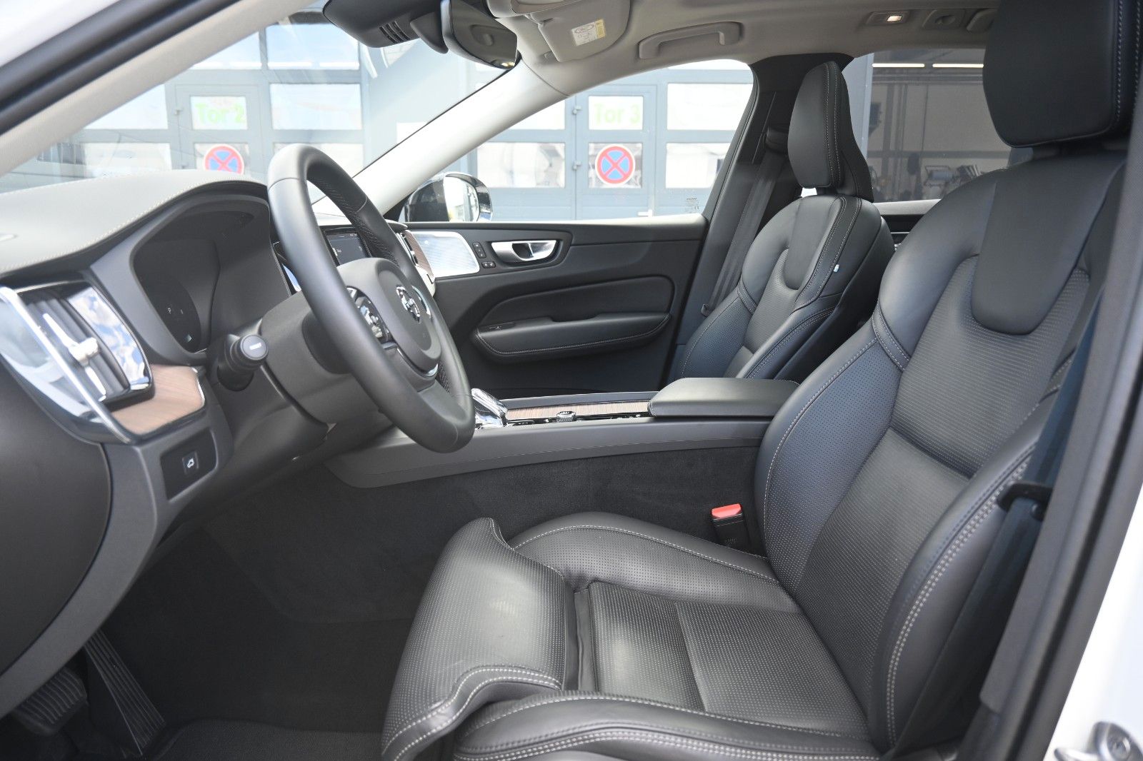 Fahrzeugabbildung Volvo XC60 UltimateDark AWD*MASS*LUFT*HUD*B&W*22"*360°