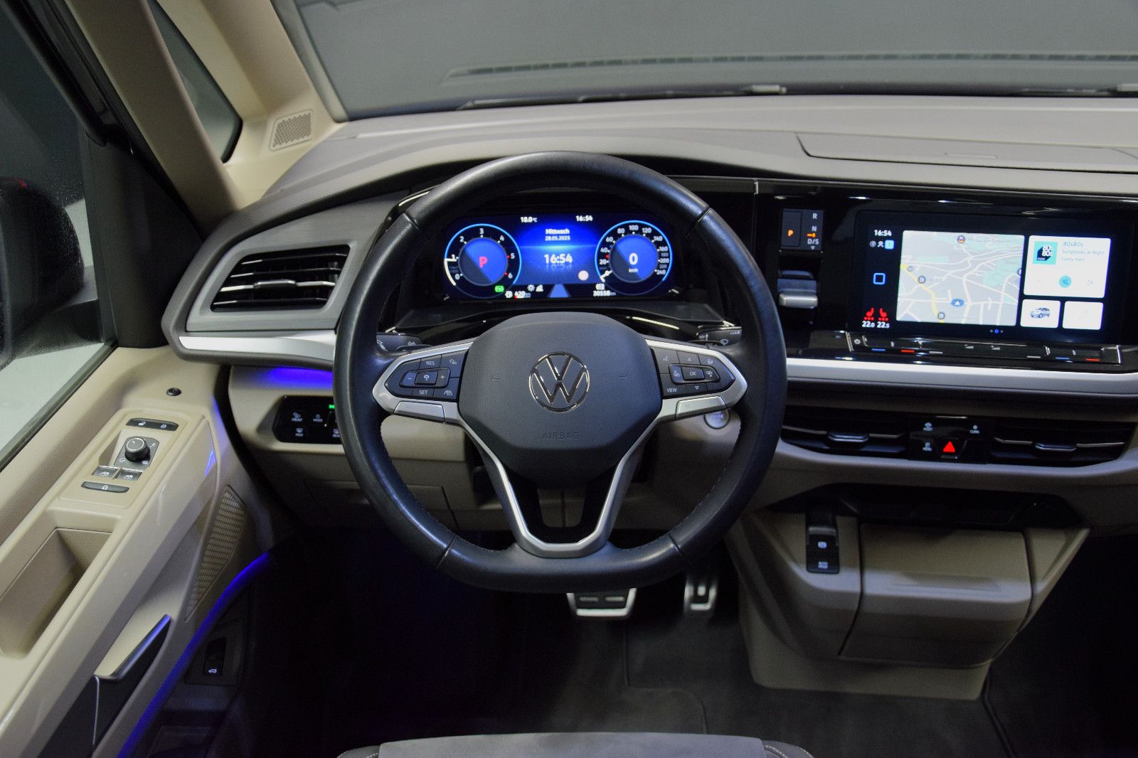 Fahrzeugabbildung Volkswagen T7 Multivan Style DSG Pano AHK 7-Sitze IQ-Light